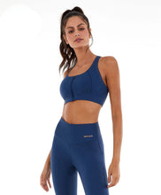 Carregar imagem no visualizador da galeria, Model Front: Alto Giro Fitness Haut Top Bodytex Ii Abertura Com Ziper Azul Ocean
