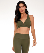 Carregar imagem no visualizador da galeria, Model Front: Alto Giro Fitness Haut Top Hyper Costas Nadador Verde Olive
