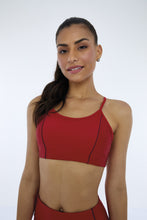 Carregar imagem no visualizador da galeria, Model Front: Alto Giro Fitness Haut Top Hyper Recortes Atlanta Vermelho Haute Red
