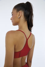 Carregar imagem no visualizador da galeria, Model Back: Alto Giro Fitness Haut Top Hyper Recortes Atlanta Vermelho Haute Red
