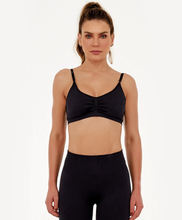 Carregar imagem no visualizador da galeria, Model Front: Alto Giro Fitness Haut Top Sem Costura Essential Preto
