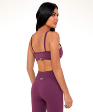 Carregar imagem no visualizador da galeria, Model Back: Alto Giro Fitness Haut Top Sem Costura Essential Roxo Wine
