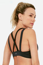 Carregar imagem no visualizador da galeria, Model Back: Alto Giro Fitness Haut Top Up Co2 Com Recortes Atlanta Preto
