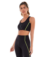 Carregar imagem no visualizador da galeria, Model Front: Alto Giro Fitness Haut Top Velocity Com Ziper Holografico Preto
