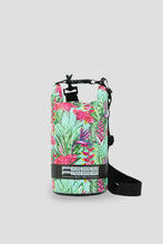 Carregar imagem no visualizador da galeria, Model Front: Feelfree Sac De Plage Dry Tube 1,5L Tropical Harmony Mint
