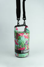 Carregar imagem no visualizador da galeria, Model Back: Feelfree Sac De Plage Dry Tube 1,5L Tropical Harmony Mint
