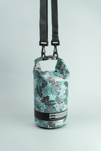 Carregar imagem no visualizador da galeria, Model Back: Feelfree Sac De Plage Dry Tube 1,5L Tropical Organic Teal

