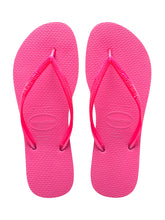 Carregar imagem no visualizador da galeria, Model Front: Havaianas Tongs Slim Shocking Pink
