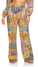 Carregar imagem no visualizador da galeria, Model Front: Luli Fama Pantalon De Plage Bottom Flare Diosa Salvaje
