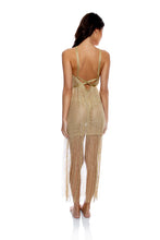Carregar imagem no visualizador da galeria, Model Back: Luli Fama Vêtement De Plage Cross Halter Long Fringe Dress Gold Rush
