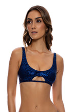 Carregar imagem no visualizador da galeria, Model Front: Luli Fama Haut Top Scoop Lux Midnight Blue
