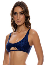 Carregar imagem no visualizador da galeria, Image 04: Luli Fama Haut Top Scoop Lux Midnight Blue
