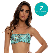 Carregar imagem no visualizador da galeria, Model Front: Luli Fama Haut Top Square Animale Aqua
