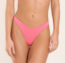 Carregar imagem no visualizador da galeria, Model Front: Maaji Bas Bottom Lipstick Rose Dainty Splendour
