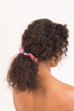 Carregar imagem no visualizador da galeria, Model Front: Rio De Sol Chouchou Amore-Pink Scrunchie
