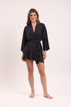 Carregar imagem no visualizador da galeria, Model Front: Rio De Sol Vêtement De Plage Black Kimono
