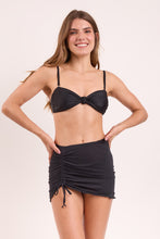 Carregar imagem no visualizador da galeria, Model Front: Rio De Sol Jupe De Page Black Mini Skirt Ruched
