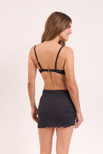 Carregar imagem no visualizador da galeria, Model Back: Rio De Sol Jupe De Page Black Mini Skirt Ruched
