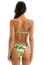 Carregar imagem no visualizador da galeria, Model Back: Rio De Sol Bas Bottom Lemon Flower Bandeau
