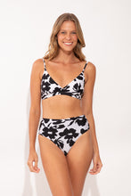 Carregar imagem no visualizador da galeria, Model Front: Rio De Sol Bas Bottom Poppy Hotpants
