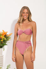 Carregar imagem no visualizador da galeria, Model Front: Rio De Sol Bas Bottom Shimmer-Confetti Belted-High-Waist
