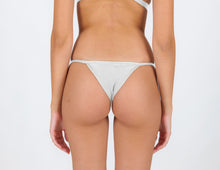 Carregar imagem no visualizador da galeria, Model Back: Rio De Sol Bas Bottom Shimmer-White California
