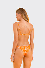 Carregar imagem no visualizador da galeria, Model Back: Rio De Sol Bas Bottom Trail-Orange Essential
