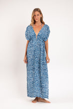 Carregar imagem no visualizador da galeria, Model Front: Rio De Sol Vêtement De Plage Chuva Long Dress Soleil
