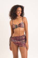 Carregar imagem no visualizador da galeria, Model Front: Rio De Sol Jupe De Page Cobra Mini-Sarong
