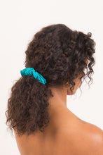 Carregar imagem no visualizador da galeria, Model Front: Rio De Sol Chouchou Malibu-Atol Scrunchie

