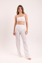 Carregar imagem no visualizador da galeria, Model Front: Rio De Sol Pantalon De Plage Memphis-White Pants Lana
