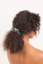 Carregar imagem no visualizador da galeria, Model Front: Rio De Sol Chouchou Morumbi Scrunchie
