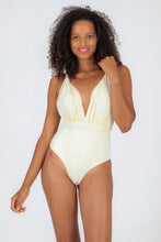 Carregar imagem no visualizador da galeria, Model Front: Rio De Sol Une Pièce Off-White Marina
