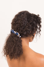 Carregar imagem no visualizador da galeria, Model Front: Rio De Sol Chouchou Pottery Scrunchie
