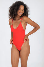 Carregar imagem no visualizador da galeria, Model Front: Rio De Sol Une Pièce Rouge Hype
