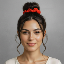 Carregar imagem no visualizador da galeria, Model Front: Rio De Sol Chouchou Rouge Scrunchie
