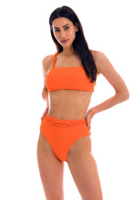 Carregar imagem no visualizador da galeria, Model Front: Rio De Sol Ensemble Set St-Tpz-Tangerina Reto Hotpant-High
