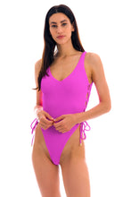 Carregar imagem no visualizador da galeria, Model Front: Rio De Sol Une Pièce St-Tpz Pink Zoe
