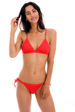 Carregar imagem no visualizador da galeria, Model Front: Rio De Sol Haut Top Cotele-Tomate Tri-Fixo
