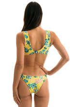Carregar imagem no visualizador da galeria, Model Back: Rio De Sol Haut Top Florescer Highleg
