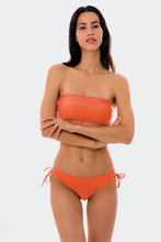 Carregar imagem no visualizador da galeria, Model Front: Rio De Sol Haut Top Light-Peach Bandeau-Reto
