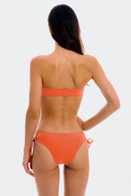Carregar imagem no visualizador da galeria, Model Back: Rio De Sol Haut Top Light-Peach Bandeau-Reto
