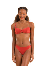 Carregar imagem no visualizador da galeria, Model Front: Rio De Sol Haut Top Malibu-Chili Balconet
