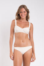 Carregar imagem no visualizador da galeria, Model Front: Rio De Sol Haut Top Malibu-Natural Amelia
