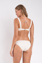 Carregar imagem no visualizador da galeria, Model Back: Rio De Sol Haut Top Malibu-Natural Amelia
