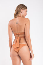 Carregar imagem no visualizador da galeria, Model Back: Rio De Sol Haut Top Nocciola Dune
