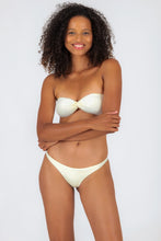 Carregar imagem no visualizador da galeria, Model Front: Rio De Sol Haut Top Off-White Twist
