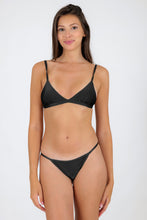 Carregar imagem no visualizador da galeria, Model Front: Rio De Sol Haut Top Shimmer-Black Tri-Fixo
