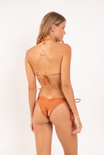 Carregar imagem no visualizador da galeria, Model Back: Rio De Sol Haut Top Shimmer-Nocciola Frufru
