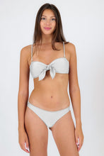 Carregar imagem no visualizador da galeria, Model Front: Rio De Sol Haut Top Shimmer-White Bandeau-Knot
